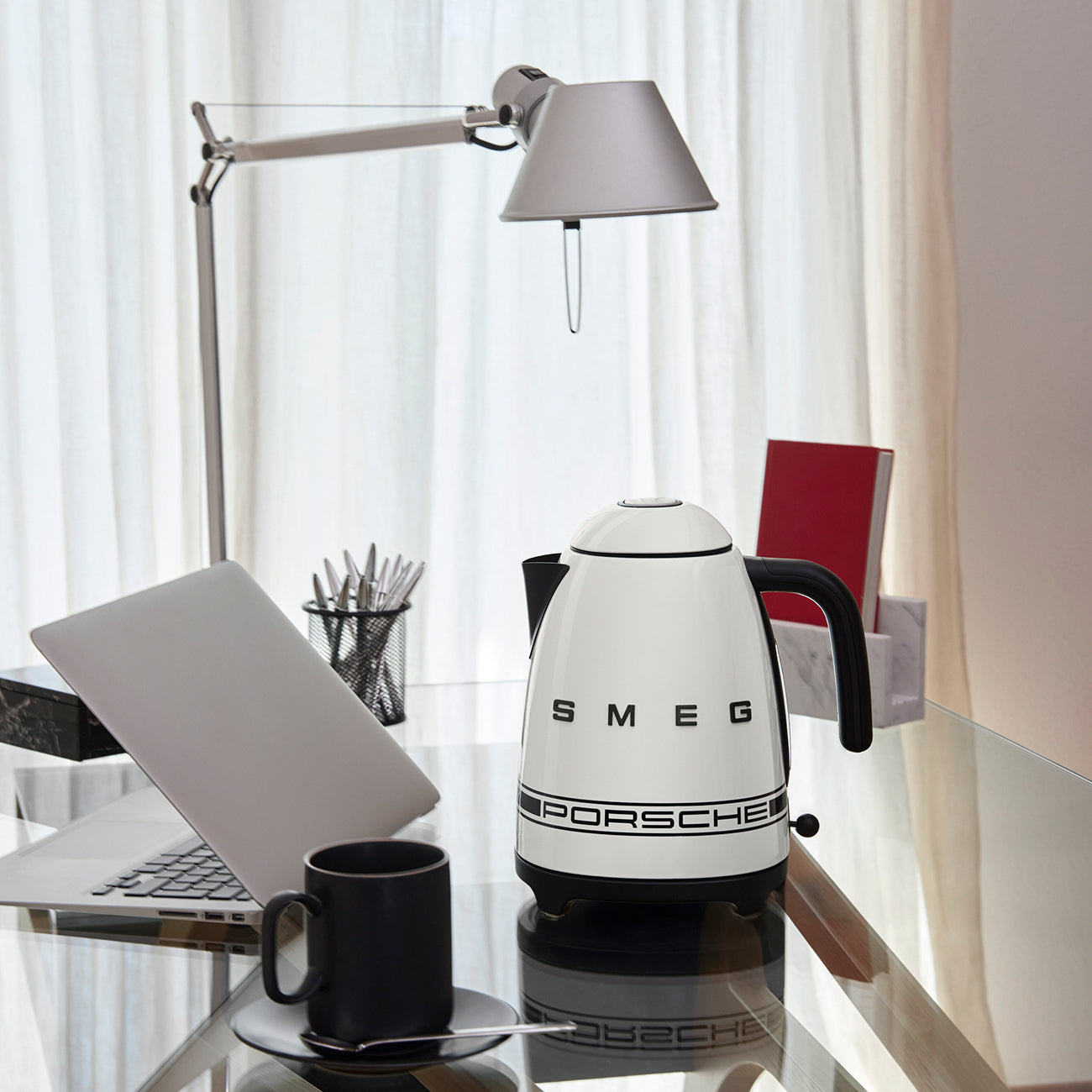 Porsche × SMEG Retro-Style Electric Kettle – Carrara White